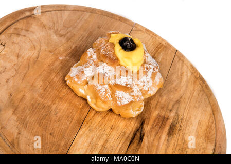 San Giuseppe Zeppole composizione nel display sul piatto di legno Foto Stock