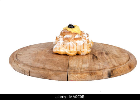 San Giuseppe Zeppole composizione nel display sul piatto di legno Foto Stock