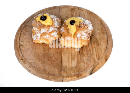 San Giuseppe Zeppole composizione nel display sul piatto di legno Foto Stock