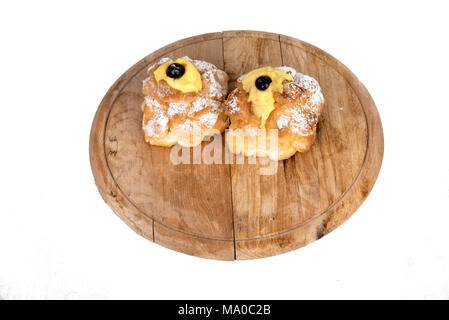 San Giuseppe Zeppole composizione nel display sul piatto di legno Foto Stock