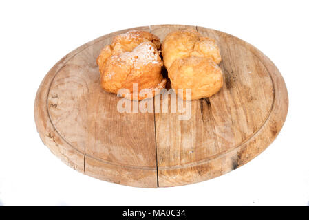 Panna fresca soffi sul display sul piatto di legno Foto Stock