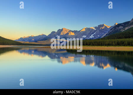 Abbassare il lago di Kananaskis al tramonto in una limpida giornata estiva, Alberta, Canada Foto Stock