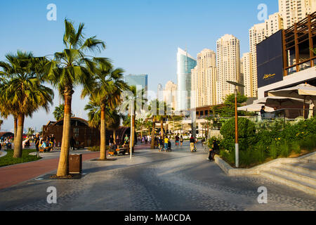 Dubai, Emirati Arabi Uniti - 8 Marzo 2018: JBR, Jumeirah Beach Resort promenade, una nuova attrazione turistica e residenziale a Dubai, Arabi Uniti Foto Stock