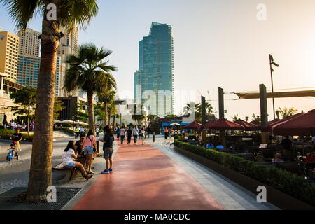 Dubai, Emirati Arabi Uniti - 8 Marzo 2018: JBR, Jumeirah Beach Resort promenade, una nuova attrazione turistica e residenziale a Dubai, Arabi Uniti Foto Stock