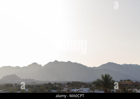 Bella montagna strati a sunrise vedendo la nebbia in Egitto. Foto Stock