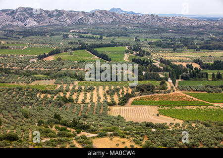 Vista panoramica sulla valle del Luberon dal famoso Les Baux de Provence borgo medievale nel sud della Francia Foto Stock