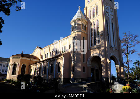 Da Lat Cattedrale, un antico opere architettoniche, Francese classico stile architettonico, Chiesa di pollo Dalat con statua di gallo sulla cima del campanile Foto Stock