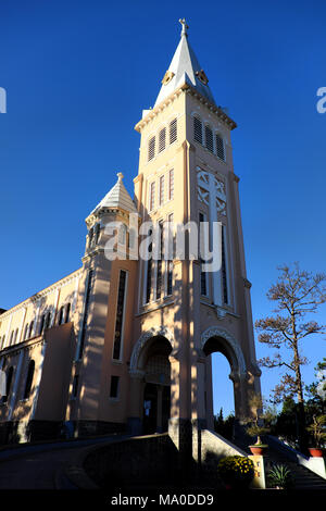 Da Lat Cattedrale, un antico opere architettoniche, Francese classico stile architettonico, Chiesa di pollo Dalat con statua di gallo sulla cima del campanile Foto Stock