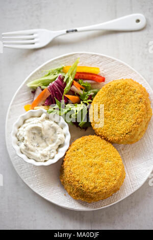 Il coregone affumicato fishcakes con tartare di salsa e insalata di contorno Foto Stock