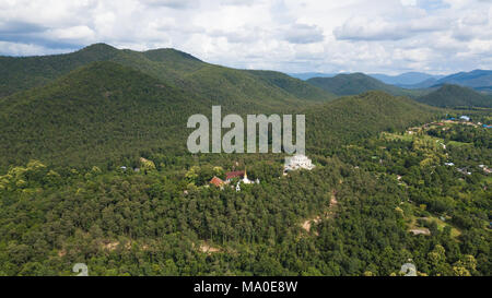 Antenna top view foto da flying drone delle montagne e dei campi nella campagna di Chiang Mai, Thailandia del Nord Foto Stock