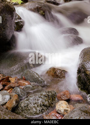 Una vista ravvicinata di Launchy Gill fiume come si snoda verso Thirlmere nel Lake District inglese. Foto Stock