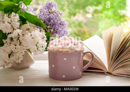 Uma Xícara De Café E Marshmallows Com As Morangos Frescas Em Espetos Foto  de Stock - Imagem de sobremesa, quente: 72783746