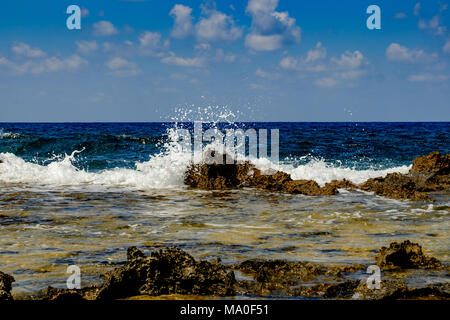 Agiou Georgiou Spiaggia e onde, Peyia, Cipro. Foto Stock