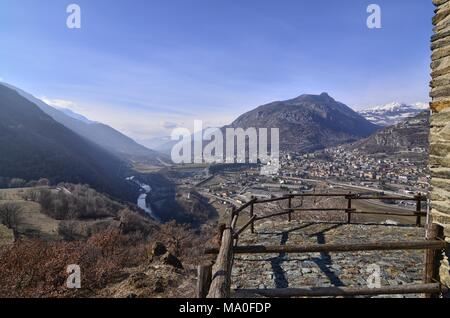 Frazione di Ussel di Chatillon, Valle d'Aosta, Italia 11 febbraio 2018. Vista dal castello verso valle in direzione di Chatillon Foto Stock