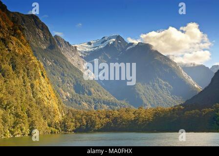 Vista lungo la valle di Hollyford a ovest di picco e il Monte Talbot, Parco Nazionale di Fiordland, Southland, Isola del Sud, Nuova Zelanda Foto Stock