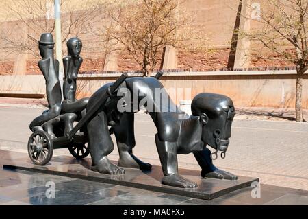 Storia la scultura al Old Fort complesso carcerario, Constitution Hill, Johannesburg, Repubblica del Sud Africa. Foto Stock