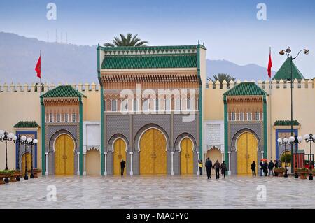 Dar al Makhzen o Palais Royale un palazzo Reale del Sultano Alaouite nella città di Fez, in Marocco. Il palazzo si trova a Fes Jdid trimestre. Foto Stock