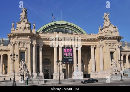 La facciata della grande palazzo (Grand Palais) in un giorno nuvoloso a Parigi, Francia. Foto Stock