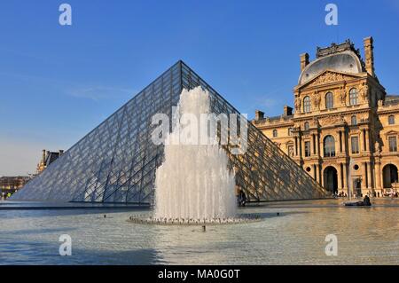 Piramide di vetro e fontana al Louvre galleria d'arte e museo di Parigi, Francia. Foto Stock