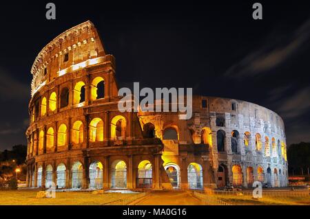 Colosseo di notte, Roma, Italia. Foto Stock