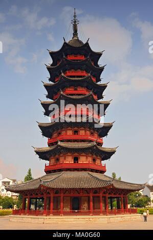 Pagoda Ruiguang contro un cielo blu di Suzhou, provincia dello Jiangsu, Cina. Foto Stock