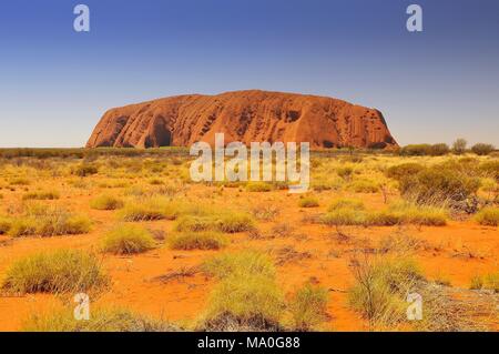 Uluru noto anche come Ayers Rock è una grande roccia arenaria la formazione nella parte meridionale del Territorio del Nord in Australia centrale. Uluru-Kata Tju Foto Stock