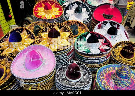 Una pila di Sombreros di diverse dimensioni per la vendita in una città del Messico shop. Foto Stock