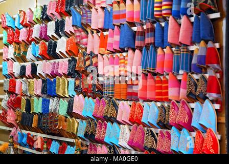 Colorata a mano pantofole in pelle (babouches) su un mercato in Marrakech, Marocco. Foto Stock