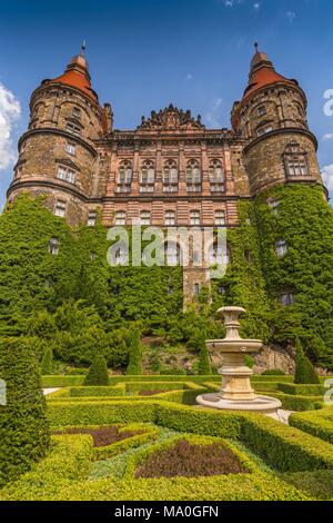 Majestic barocco castello di Ksiaz al crepuscolo, Hochbergs residence, Bassa Slesia, Polonia, l'Europa. Foto Stock