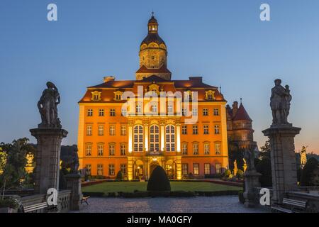 Majestic barocco castello di Ksiaz al crepuscolo, Hochbergs residence, Bassa Slesia, Polonia, l'Europa. Foto Stock