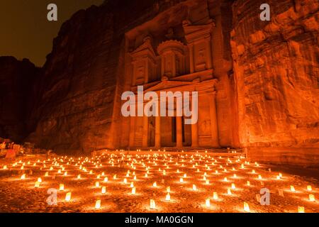 Petra di notte () a lume di candela e il monumento del Tesoro (Al-Khazneh) in Petra sito archeologico, Giordania. Foto Stock