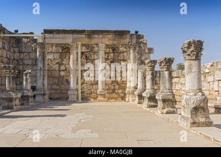 Le rovine della vecchia sinagoga a Cafarnao, presso il mare di Galilea, Israele. Foto Stock