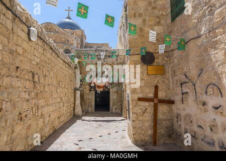 La nona stazione della croce in Via Dolorosa al entree alla Chiesa copta Patriarcato ortodosso, la Città Vecchia di Gerusalemme Est, Israele. Foto Stock