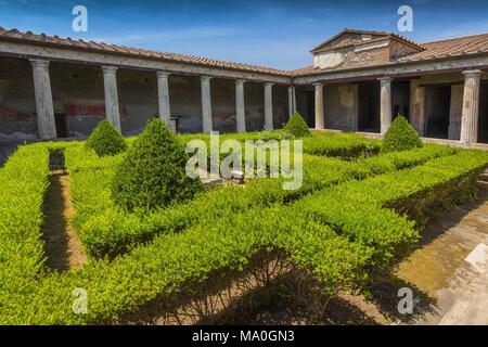 Il peristilio (giardino) della Casa del Menandro (House of Menander) una casa a Pompei in Italia. Foto Stock