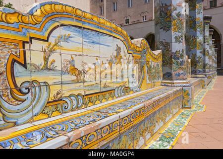 Sunny chiostro delle Clarisse decorate con piastrelle di maiolica dal monastero di Santa Chiara a Napoli, Italia. Foto Stock