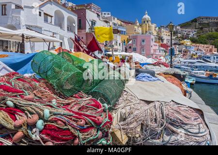 Grazioso villaggio di pescatori, colorate case di pescatori e reti da pesca, Marina Corricella Isola di Procida e della baia di Napoli, Italia. Foto Stock