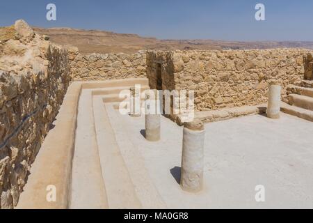 L'antica sinagoga di Masada sito archeologico sul bordo orientale del Deserto della Giudea in Israele. Foto Stock