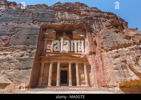 Il tesoro del faraone edifici scolpiti nella roccia di Petra in Giordania. Foto Stock