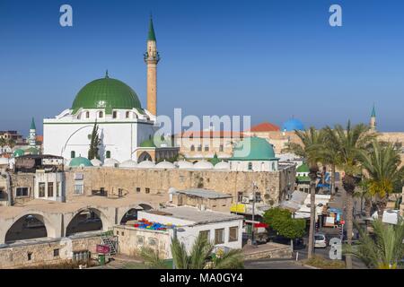 Scena di strada e la Al Jazzar moschea nella città vecchia di Akko (ACRE), Israele. Foto Stock