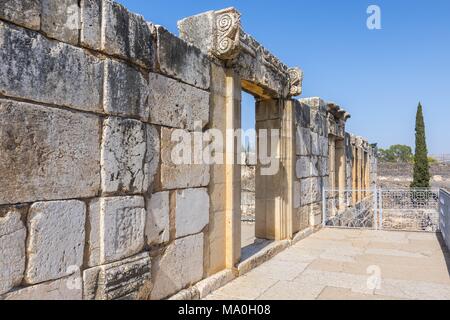 Rovine dell antica sinagoga bianco in cui Gesù Cristo predicato in Capernaum biblica, Israele. Foto Stock