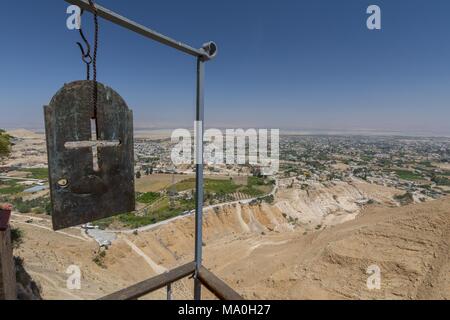 La piastra di ferro con la croce e il panorama della valle di Gerico dal greco-monastero ortodosso di San Giorgio sul Monte della tentazione, Gerico, Cisgiordania Foto Stock