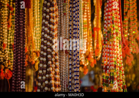 Perline colorate in vendita da un venditore ambulante a Sangam, Allahabad durante il Kumbh Mela Foto Stock