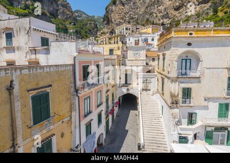 Chiesa di San Salvatore de' Birecto e di edifici storici di Atrani sulla Costiera Amalfitana, Italia. Foto Stock