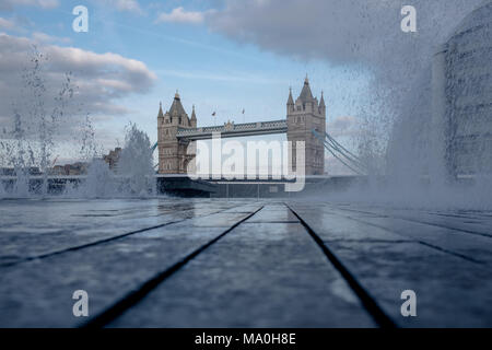 Ampio angolo di visione del Tower Bridge presa attraverso le fontane sulla riva sud del Tamigi a più London Southwark. Foto Stock