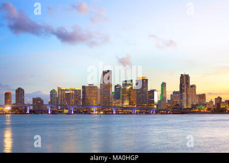 Skyline del centro di Miami al crepuscolo, Florida, Stati Uniti d'America Foto Stock