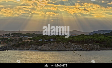 Bel sole oltre la costiera in Costa Brava in Spagna al tramonto Foto Stock