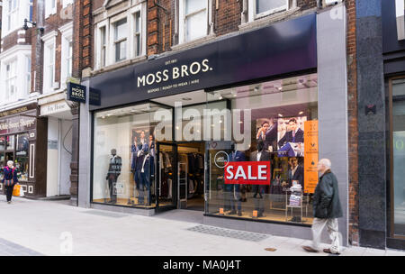 Un ramo di Moss Bros menswear negozi a Bromley High Street, Londra del sud. Foto Stock