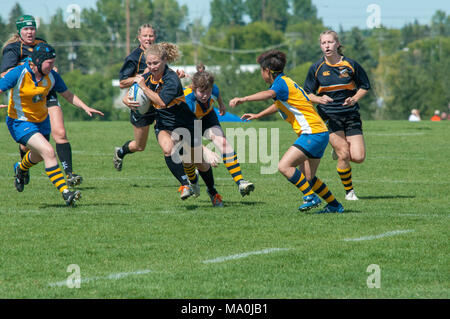 Il Scrumhalf va a correre durante la donna della Premiership Alberta finale di Rugby tra i calabroni di Calgary ed Edmonton Lep-Tigers a Calgary Rug Foto Stock