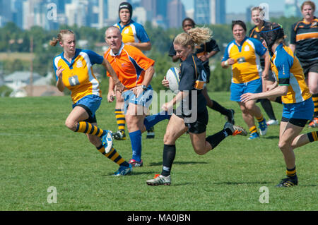 Il Scrumhalf va a correre durante la donna della Premiership Alberta finale di Rugby tra i calabroni di Calgary ed Edmonton Lep-Tigers a Calgary Rug Foto Stock