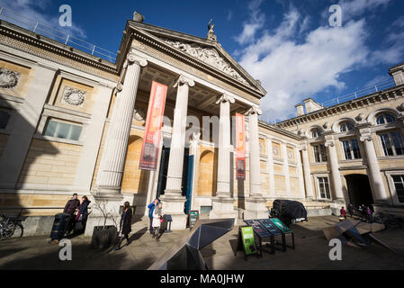 Oxford. In Inghilterra. Il museo Ashmolean Museum, entrata principale esterno. Revival Greco facciata e portico da Charles Robert Cockerell costruito nel 1845. Foto Stock